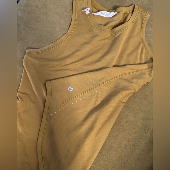 Lululemon High-Neck Running and Training Tank Top Sz 8 in Auric Gold 88 EUC - Picture 8 of 13